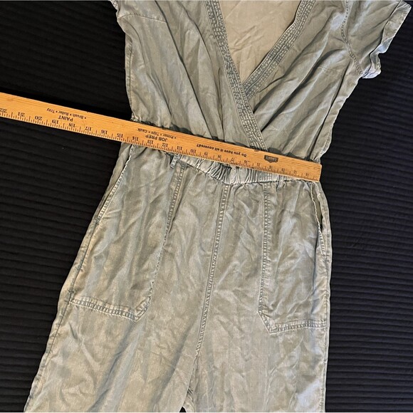 Abercrombie Fitch Womens V Neck Blue Chambray Pocket Jumpsuit Relaxed Pockets L - Picture 4 of 9